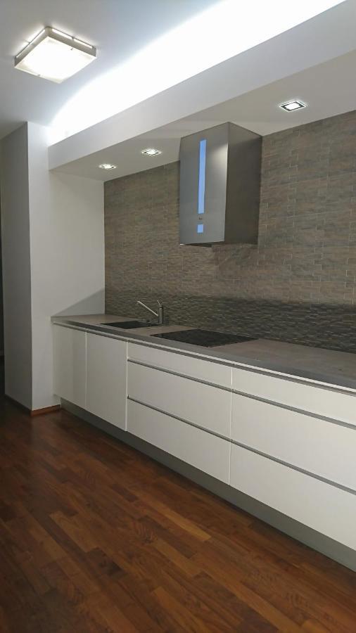 Quiet And Spacious With Garage Option Apartament