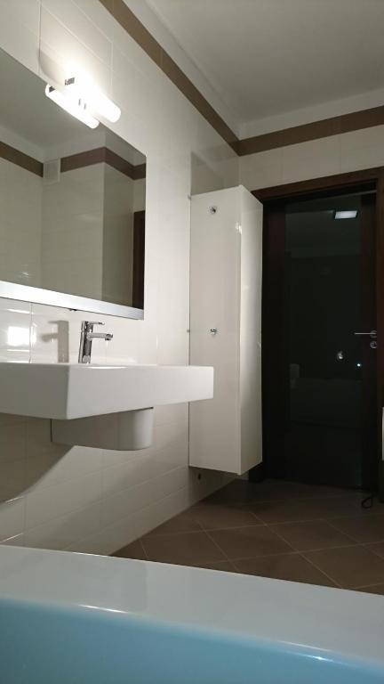 Quiet And Spacious With Garage Option Apartament *
