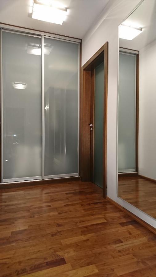Quiet And Spacious With Garage Option Kraków