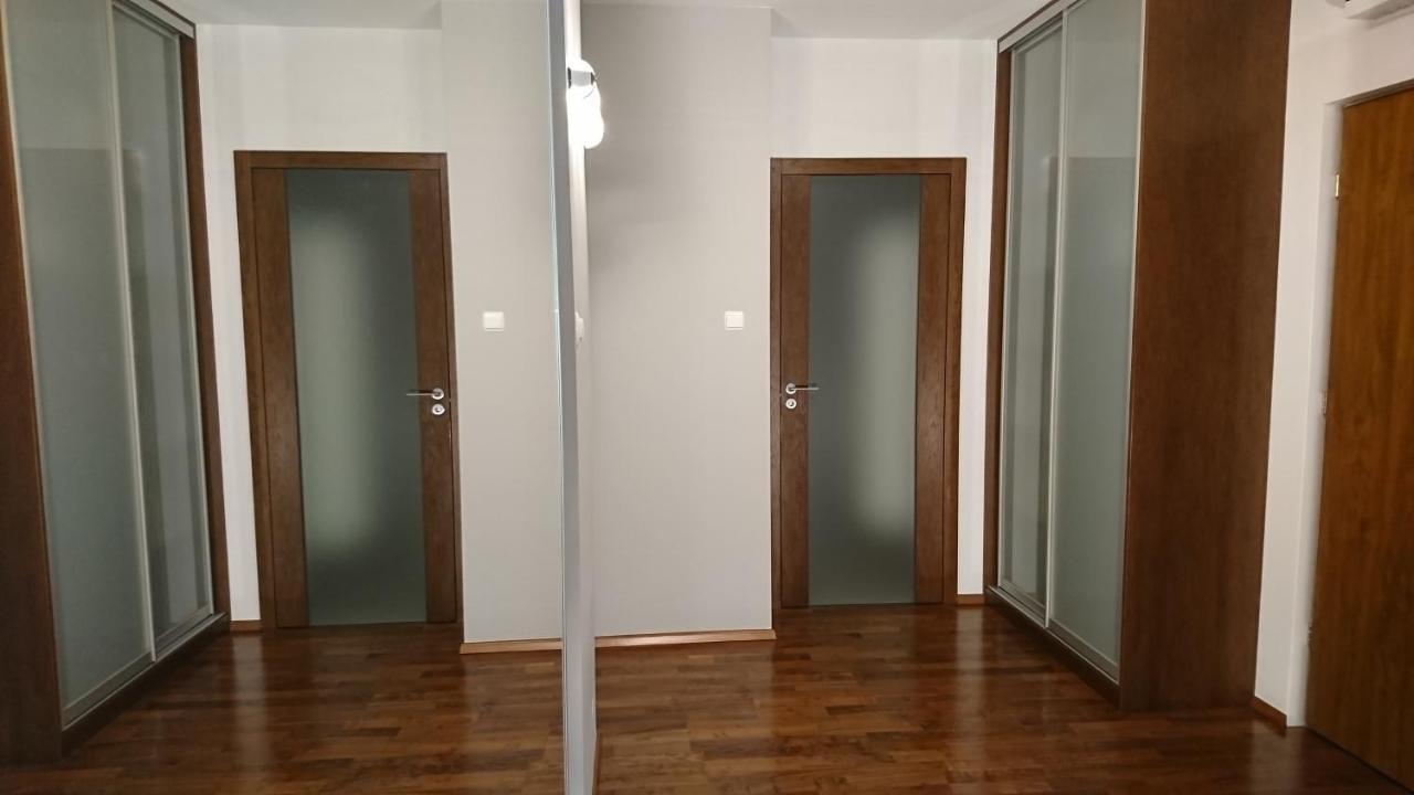 Quiet And Spacious With Garage Option Apartament *